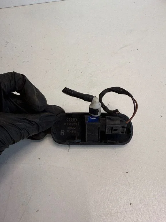 Windshield washer spray nozzle 8P0955988E