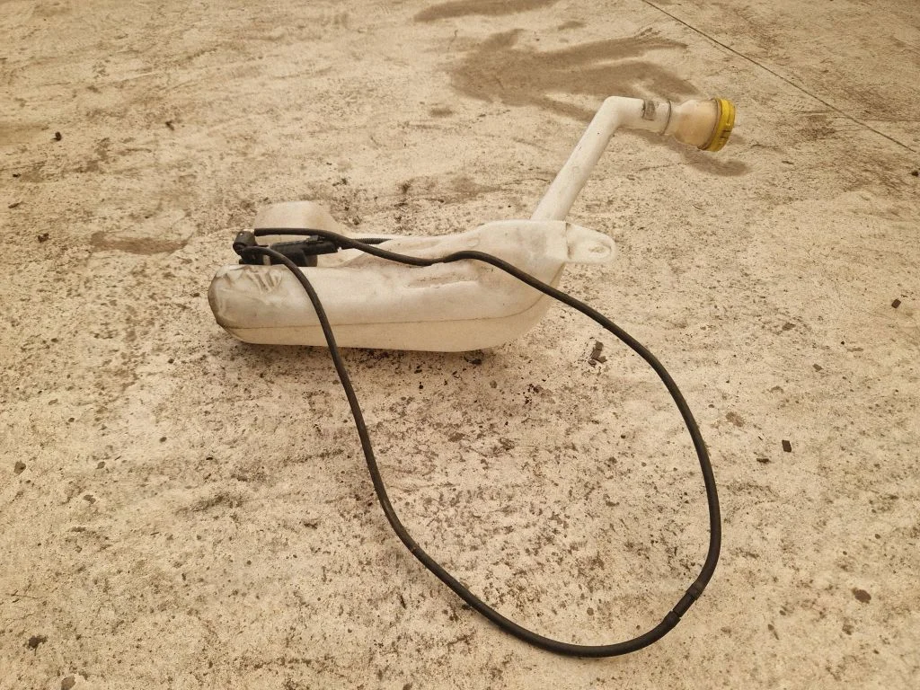 Windshield washer fluid reservoir/tank – Renault Scenic III - Grand scenic III (2009-2016)