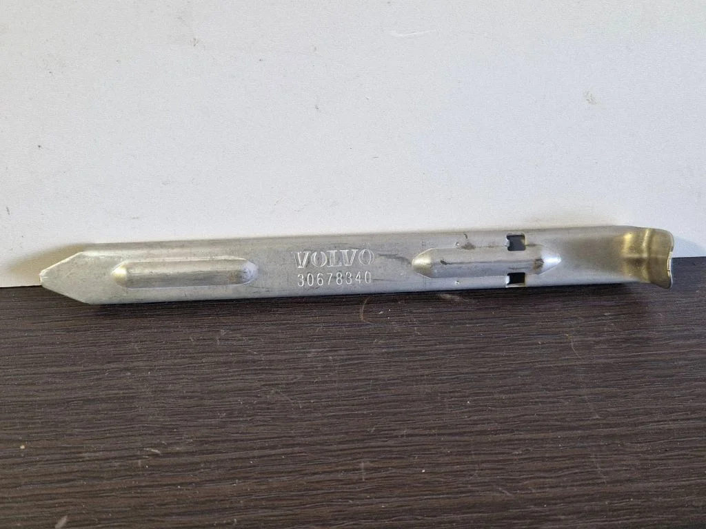 Esitule kinnitusklamber – Volvo XC70 (2008-2013)
