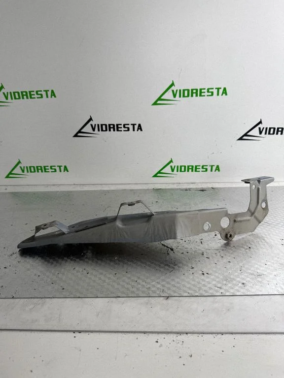 Headlight/headlamp mounting bracket 016693D04