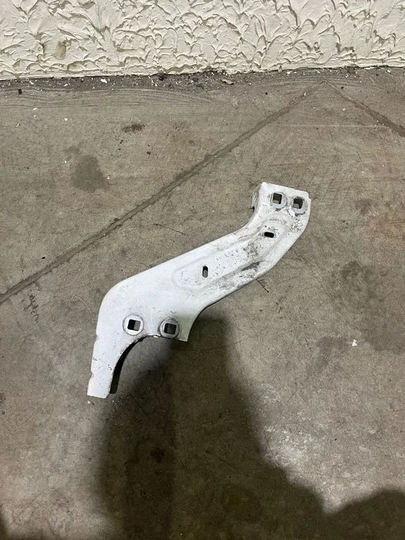 Headlight/headlamp mounting bracket
