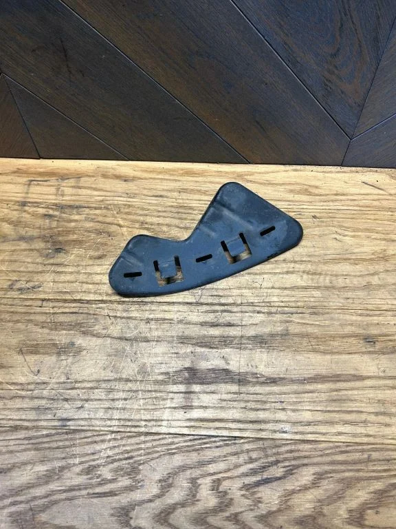 Headlight/headlamp mounting bracket