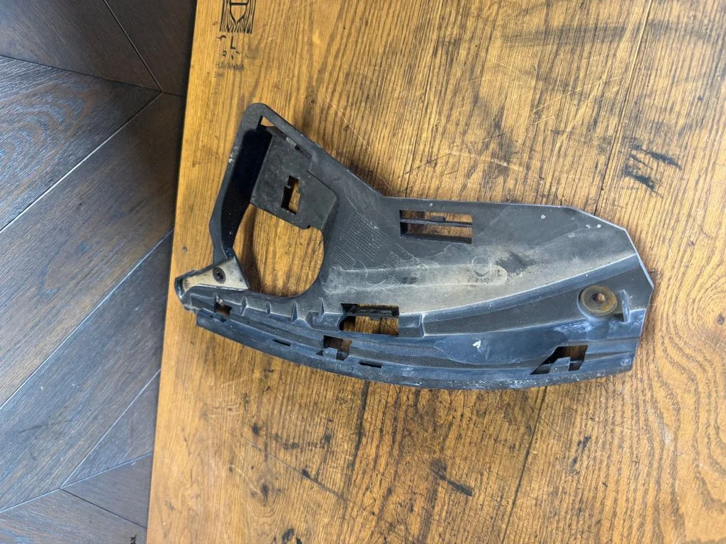 Headlight/headlamp mounting bracket – Volvo XC60 (2009-2013)