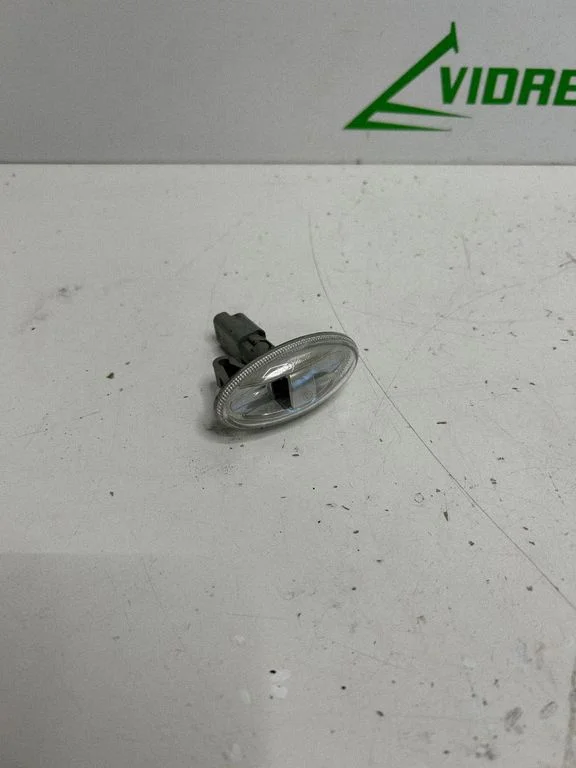 Front fender indicator light 0104706
