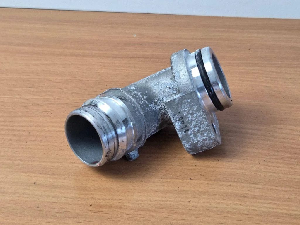 Engine coolant pipe/hose
