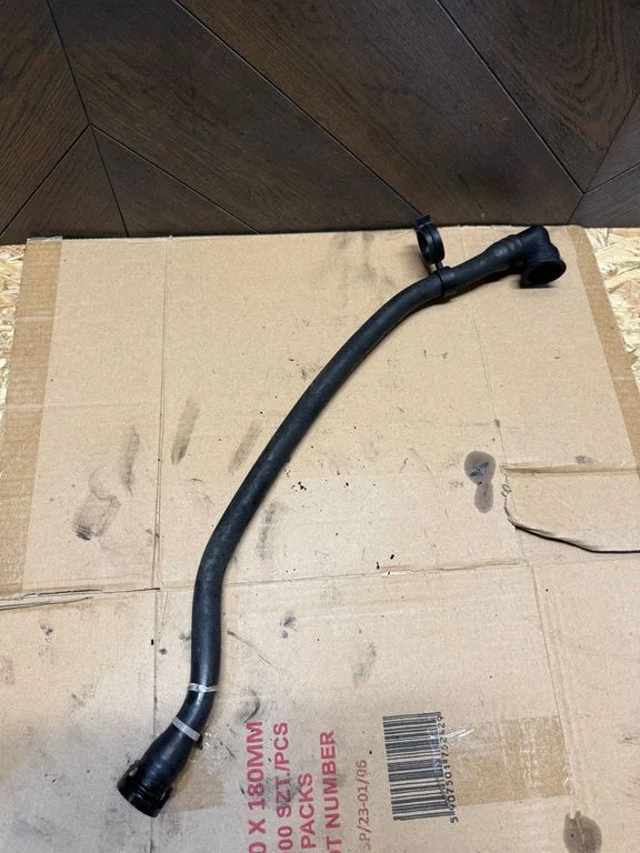 Engine coolant pipe/hose