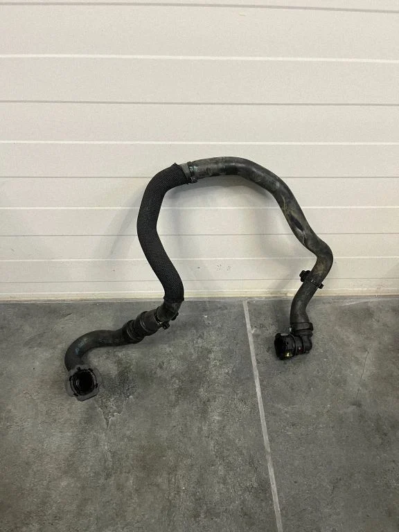 Engine coolant pipe/hose