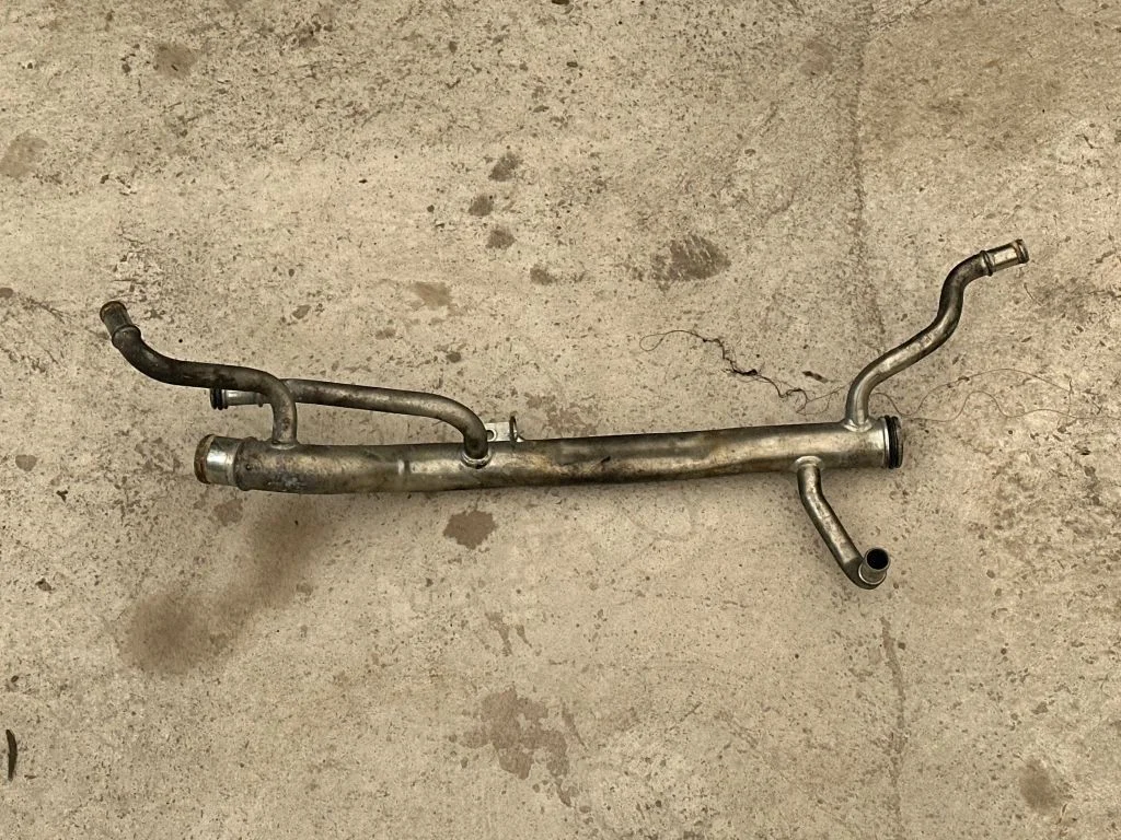 Engine coolant pipe/hose