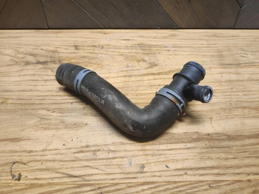 Engine coolant pipe/hose 0239R