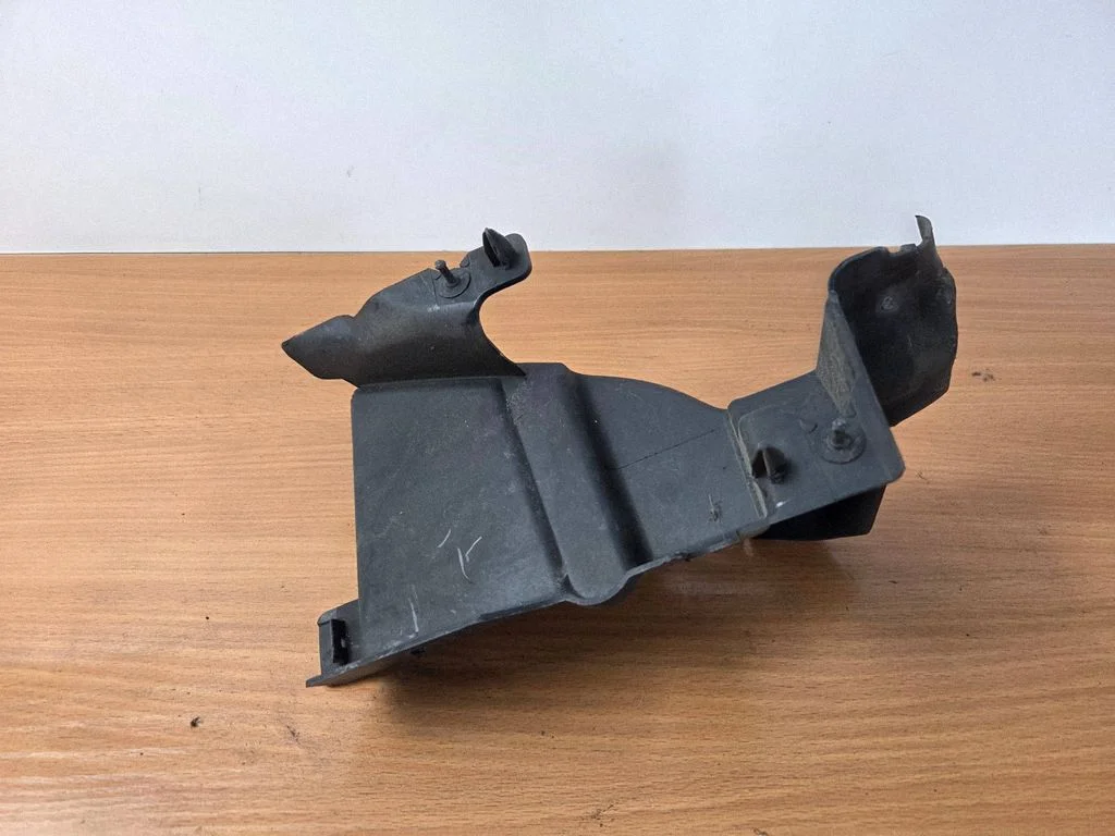 Intercooler air guide/duct channel 31383685