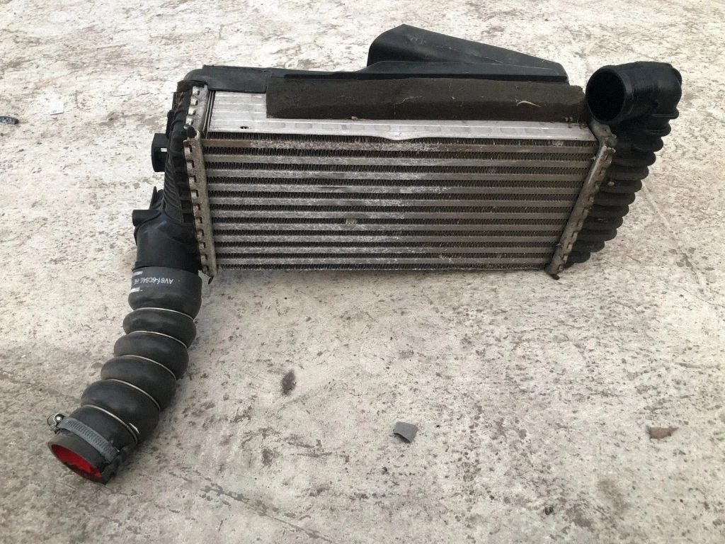 Vahejahuti radiaator