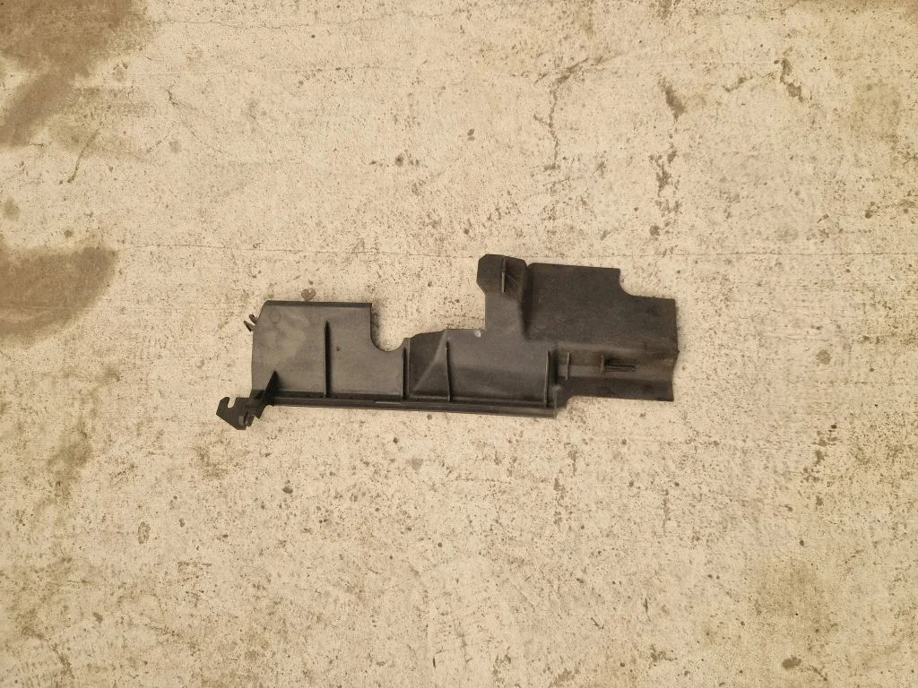 Intercooler air guide/duct channel 214988286R