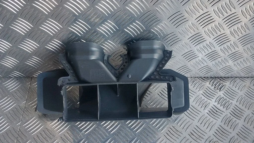 Intercooler air guide/duct channel 8P2819409