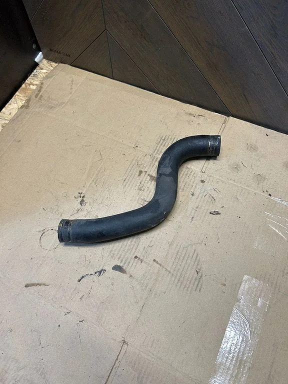 Coolant pipe/hose