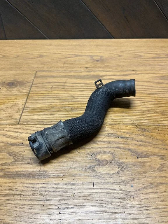 Coolant pipe/hose