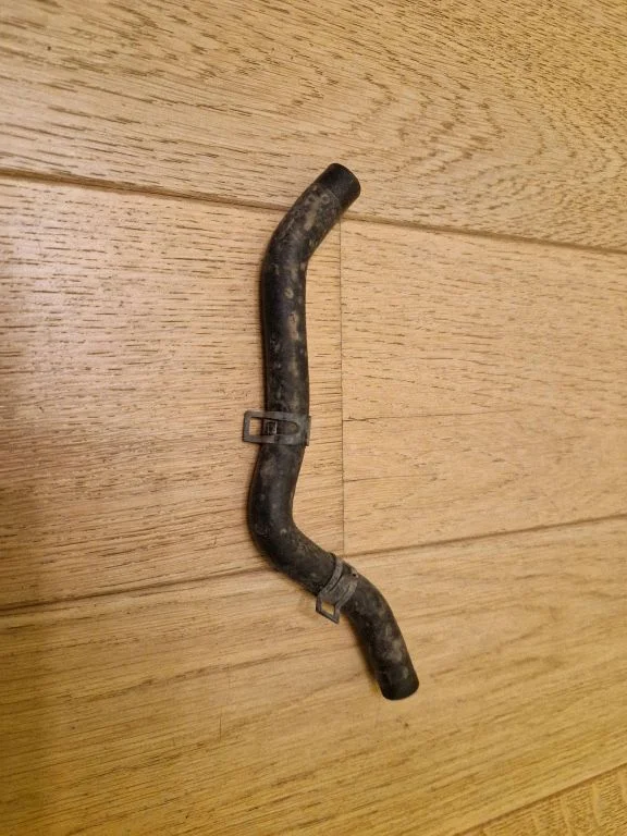 Coolant pipe/hose