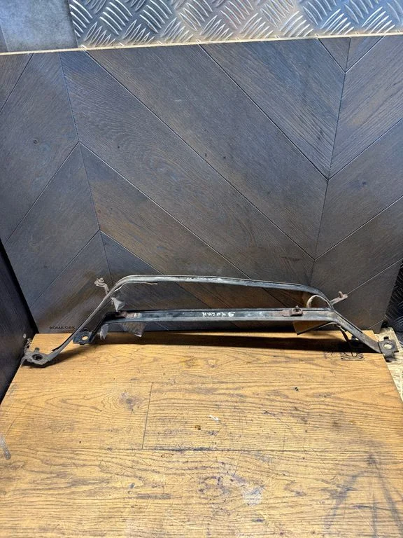 Fuel tank mounting bracket