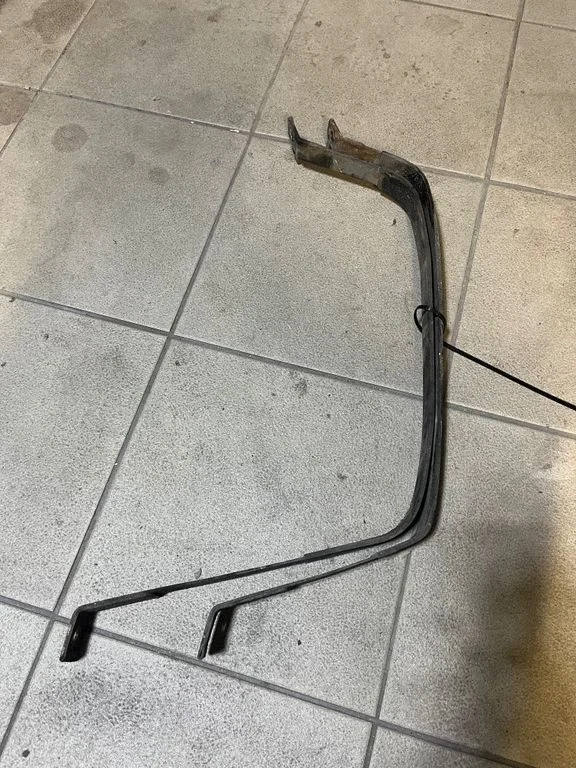 Fuel tank mounting bracket