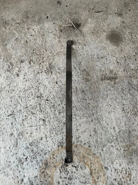 Fuel tank mounting bracket