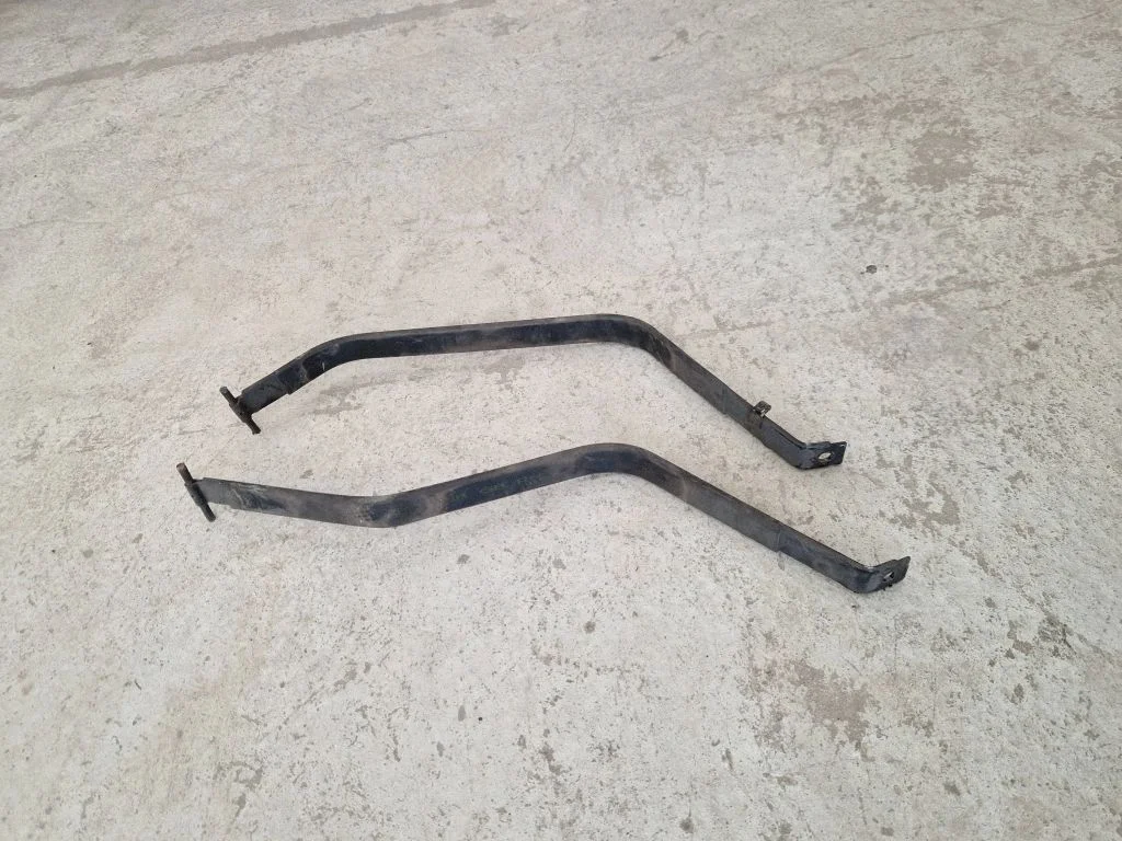 Fuel tank mounting bracket