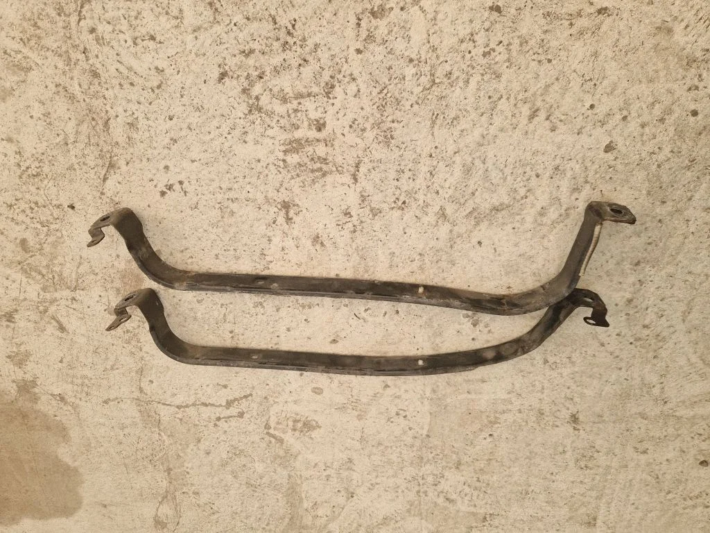 Fuel tank mounting bracket