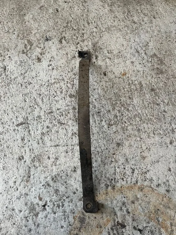 Fuel tank mounting bracket