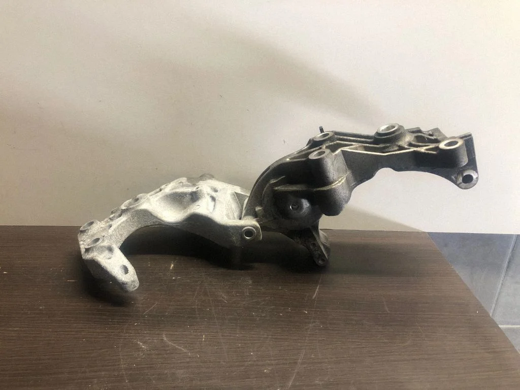 Generator/alternator bracket 552805357