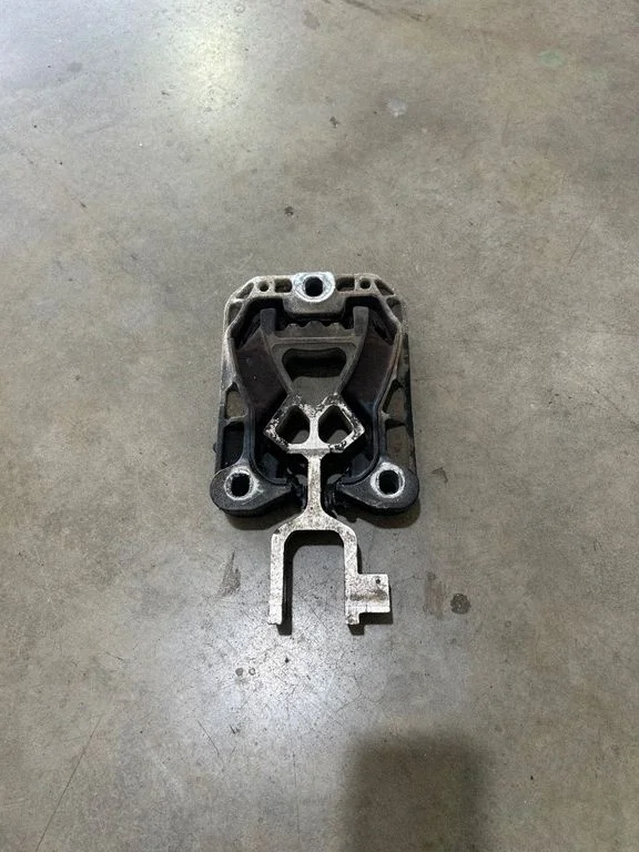 Dzinēja spilvens JX616P082BD