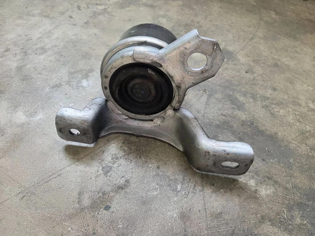 Engine mount bracket 30671245