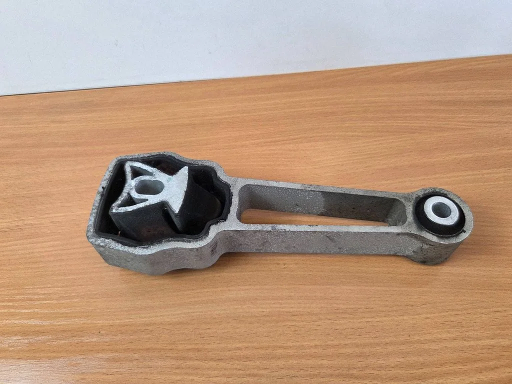 Engine mount bracket 31430441