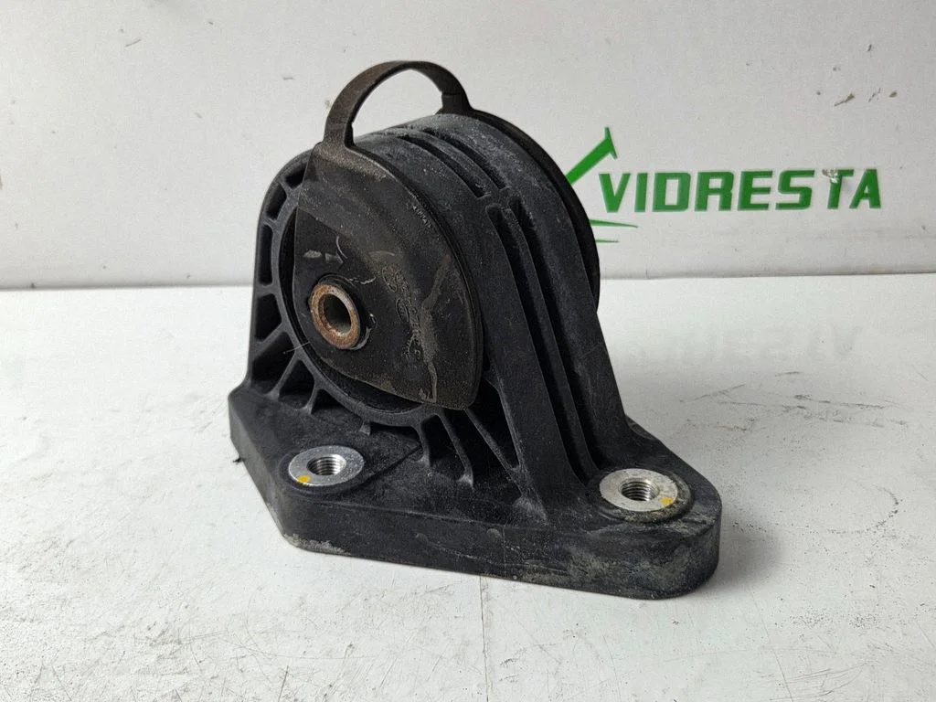 Engine mount bracket 21924G7000