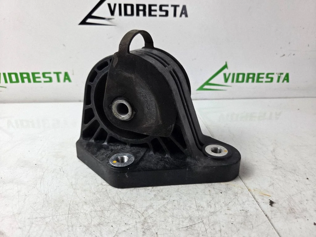Engine mount bracket 21024G7000