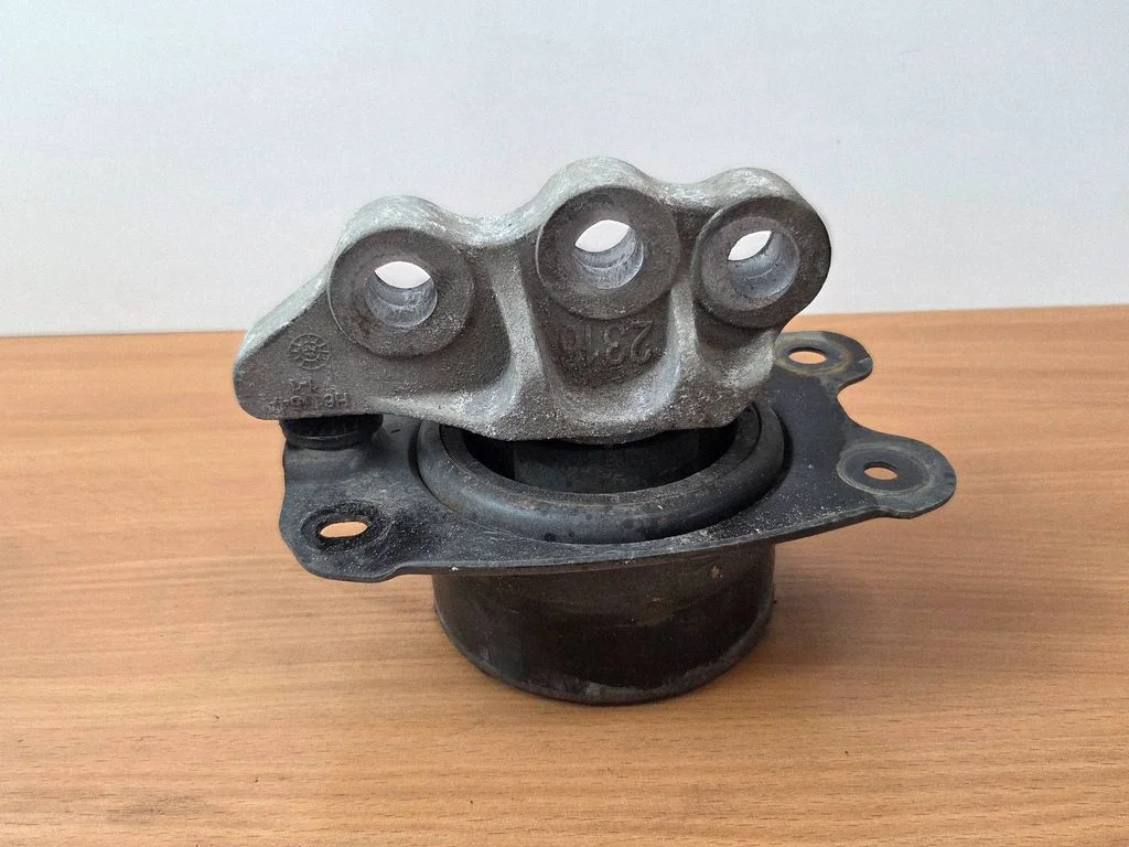 Engine mount bracket – Opel Antara (2006-2016)