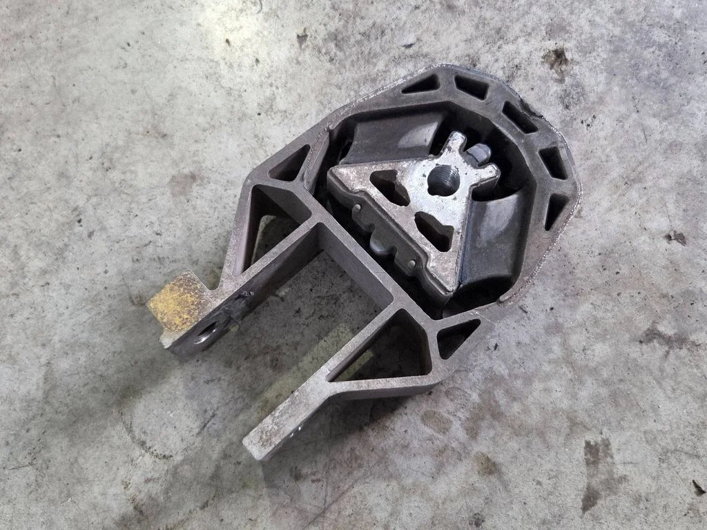 Engine mount bracket BV616P082AC