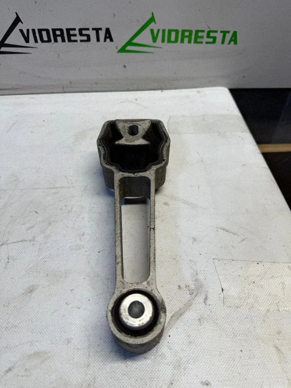 Engine mount bracket