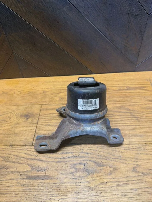 Engine mount bracket 30793318