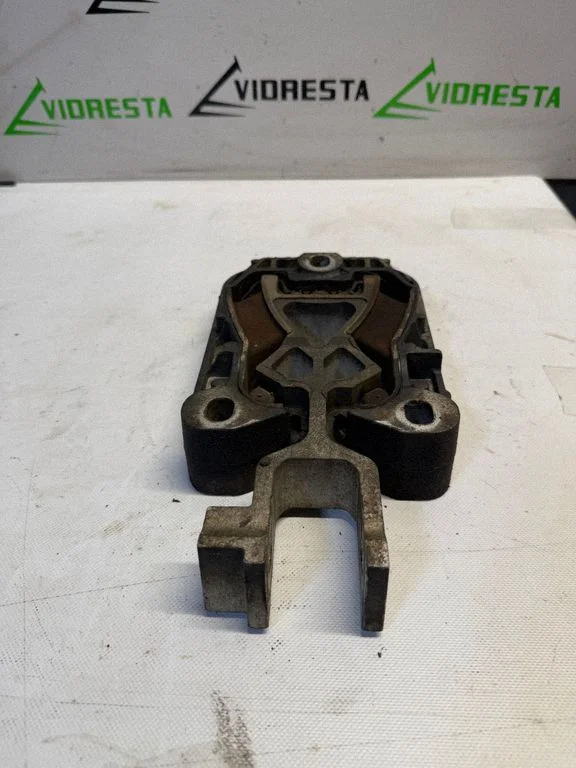 Engine mount bracket