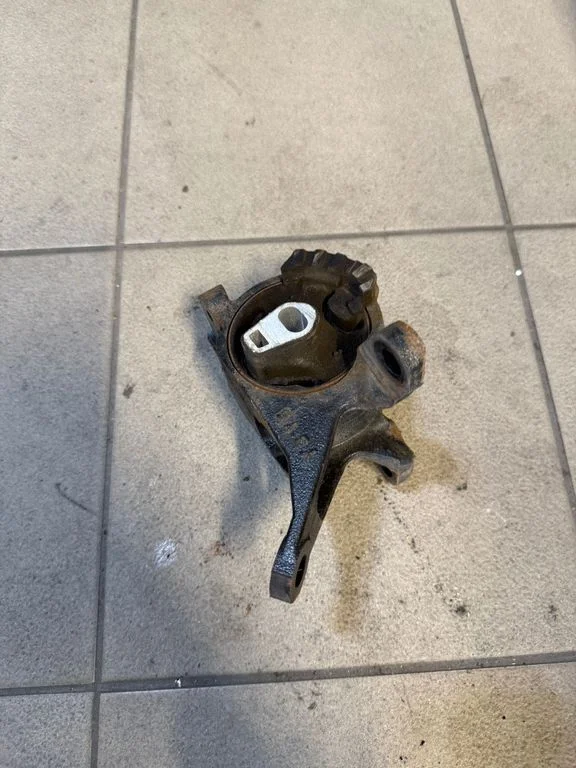 Engine mount bracket