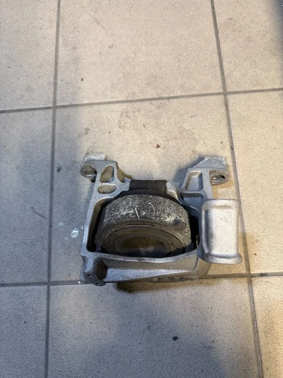 Engine mount bracket