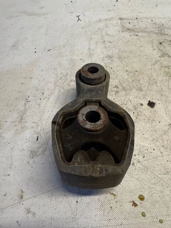 Engine mount bracket