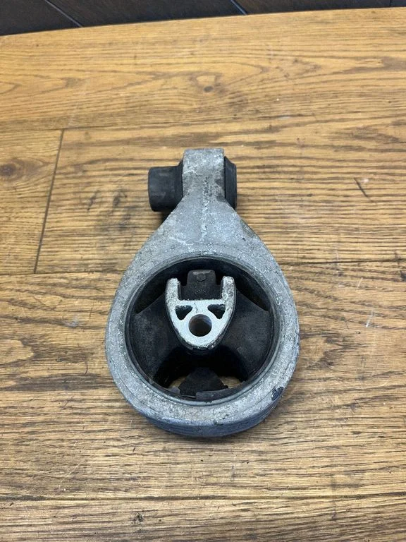 Engine mount bracket