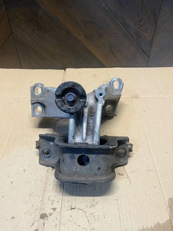 Engine mount bracket T8MMT
