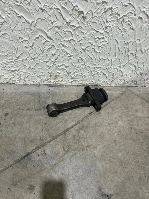 Engine mount bracket