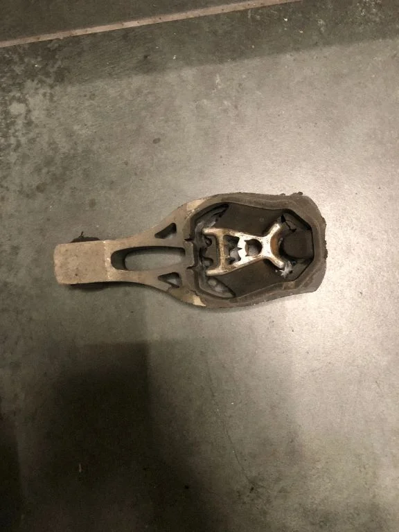 Engine mount bracket 9811786680