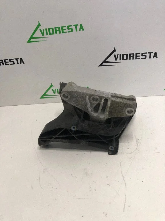 Engine mount bracket