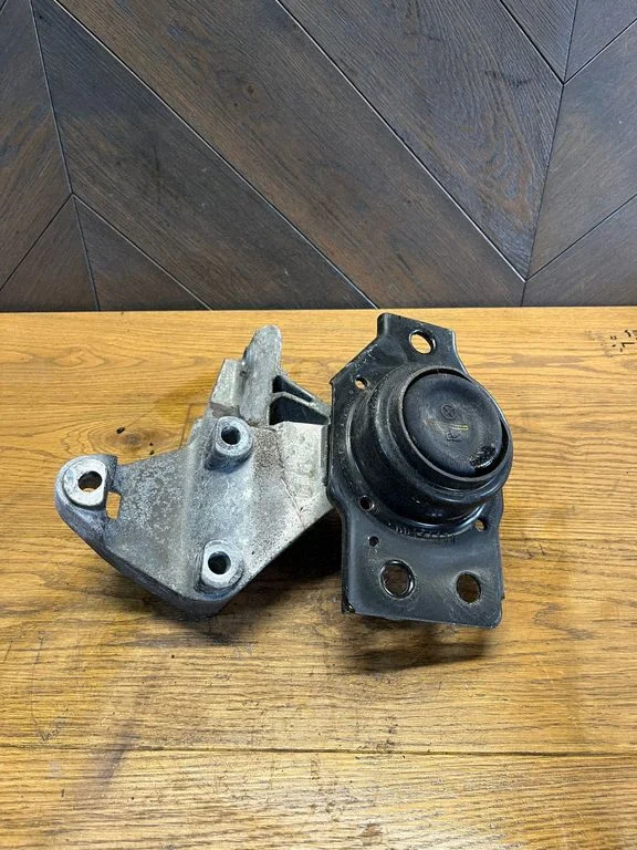 Engine mount bracket 11210JD000