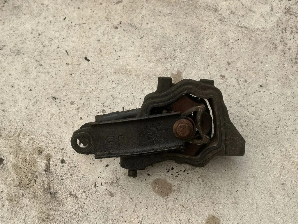 Engine mount bracket 30671219