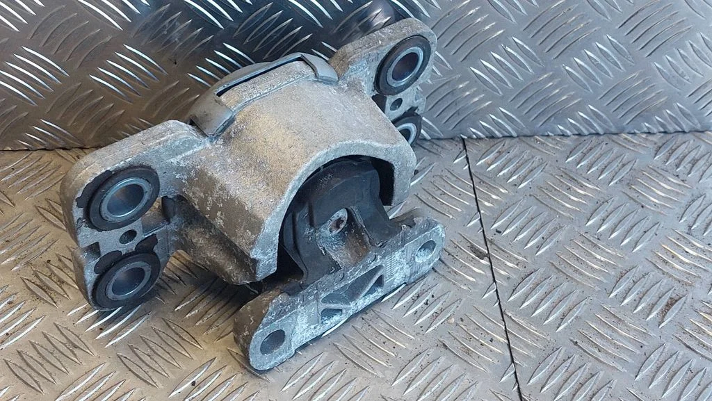 Engine mount bracket 31316876