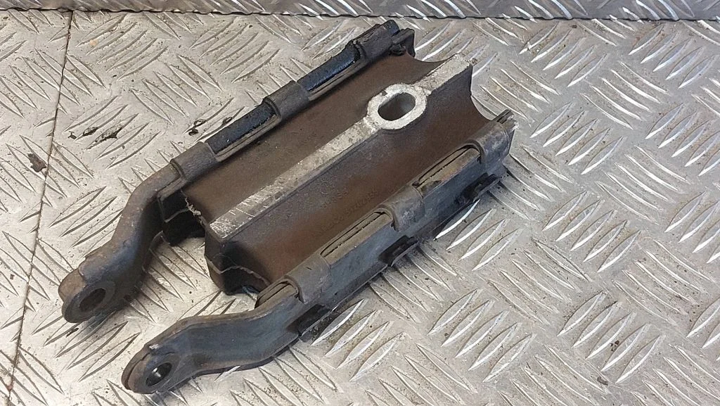 Engine mount bracket 31262935