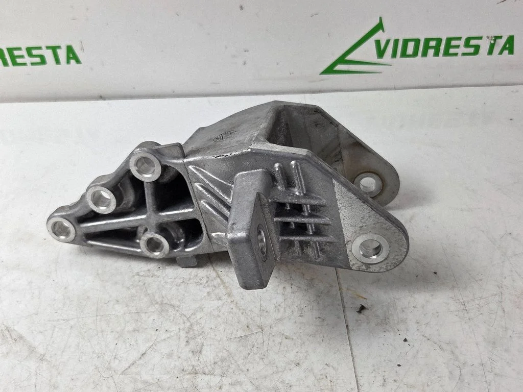 Engine mounting bracket 200512